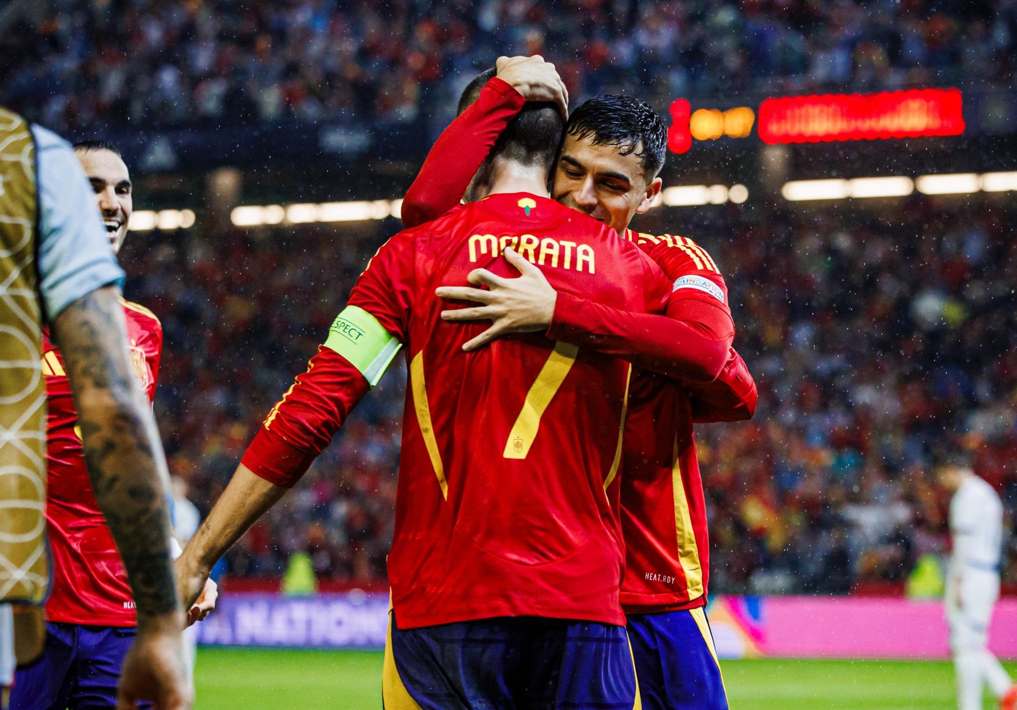 关于西班牙队在欧国联比赛中表现出色，实力强劲的信息