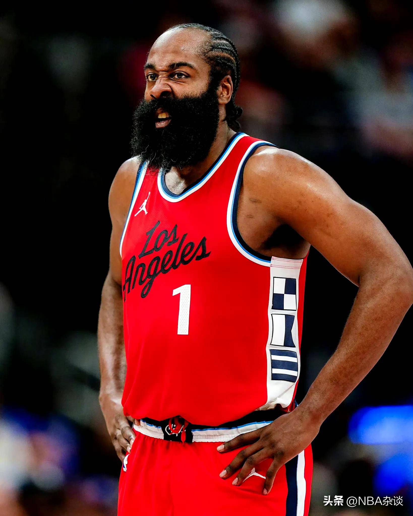 包含快船队主帅意外辞职，球队陷入动荡的词条